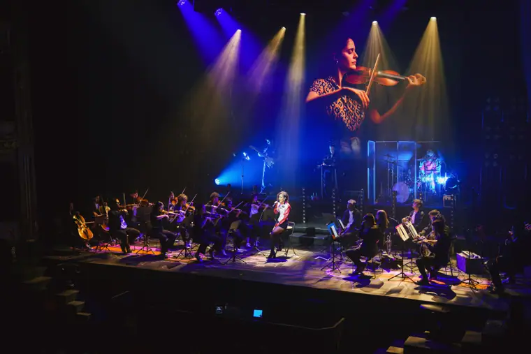 La orquesta al completo bajo los focos