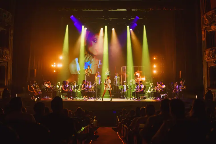 Escenario con haces de luz verde