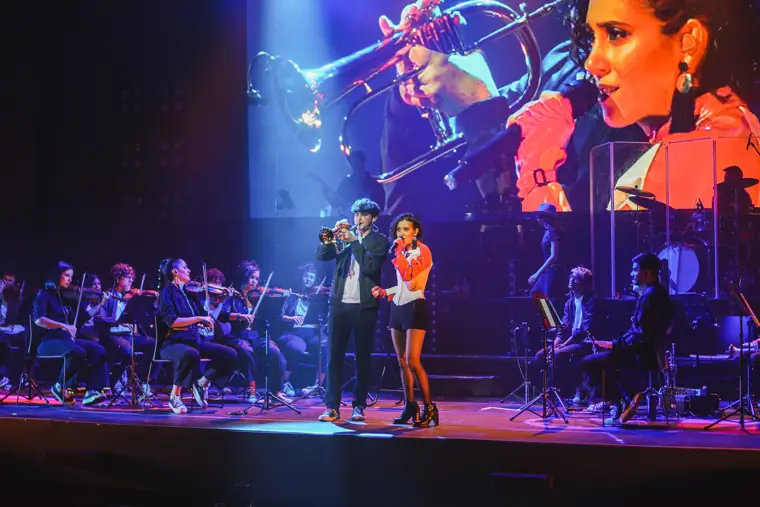 Dúo en el centro del escenario