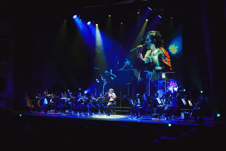 Voz sentada frente a la orquesta