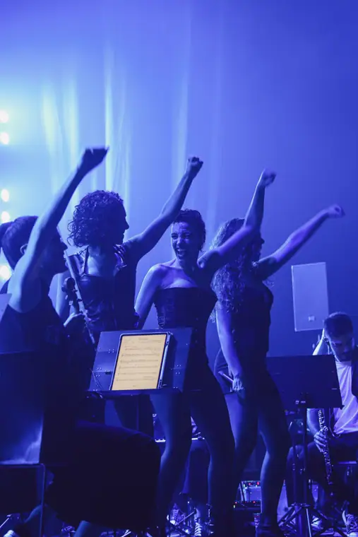 Coreografía a contraluz azul