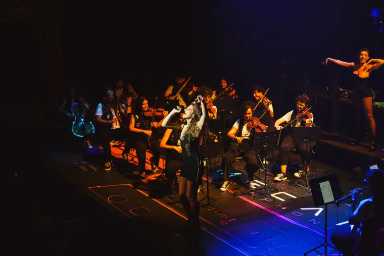 Orquesta y voz en diagonal