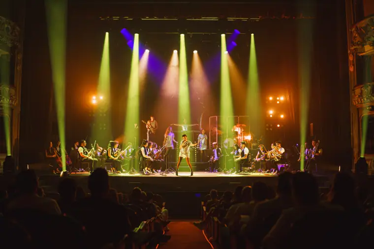 Escenario completo con luz verde
