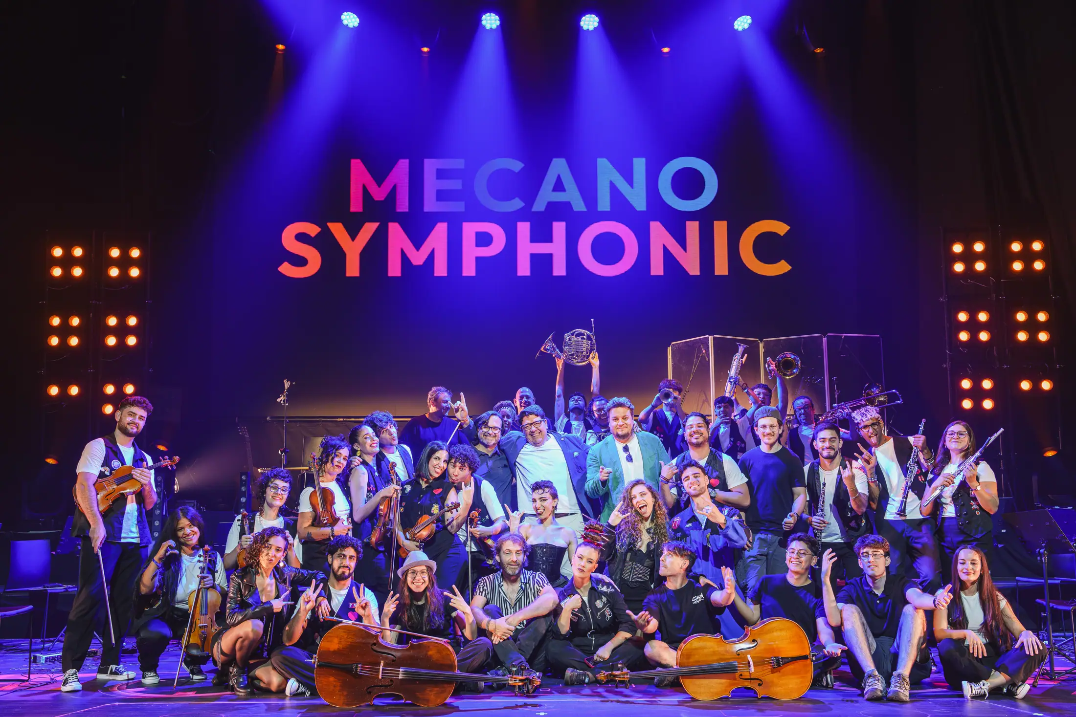 La compañía completa de Mecano Symphonic en el escenario