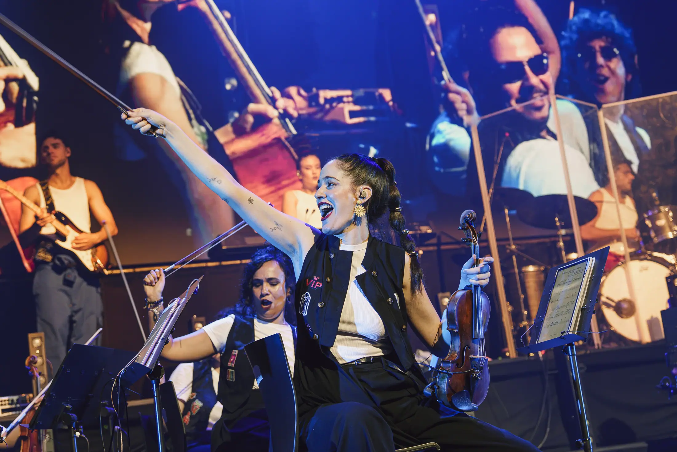 Violinista de la orquesta de Mecano Symphonic celebrando en escena